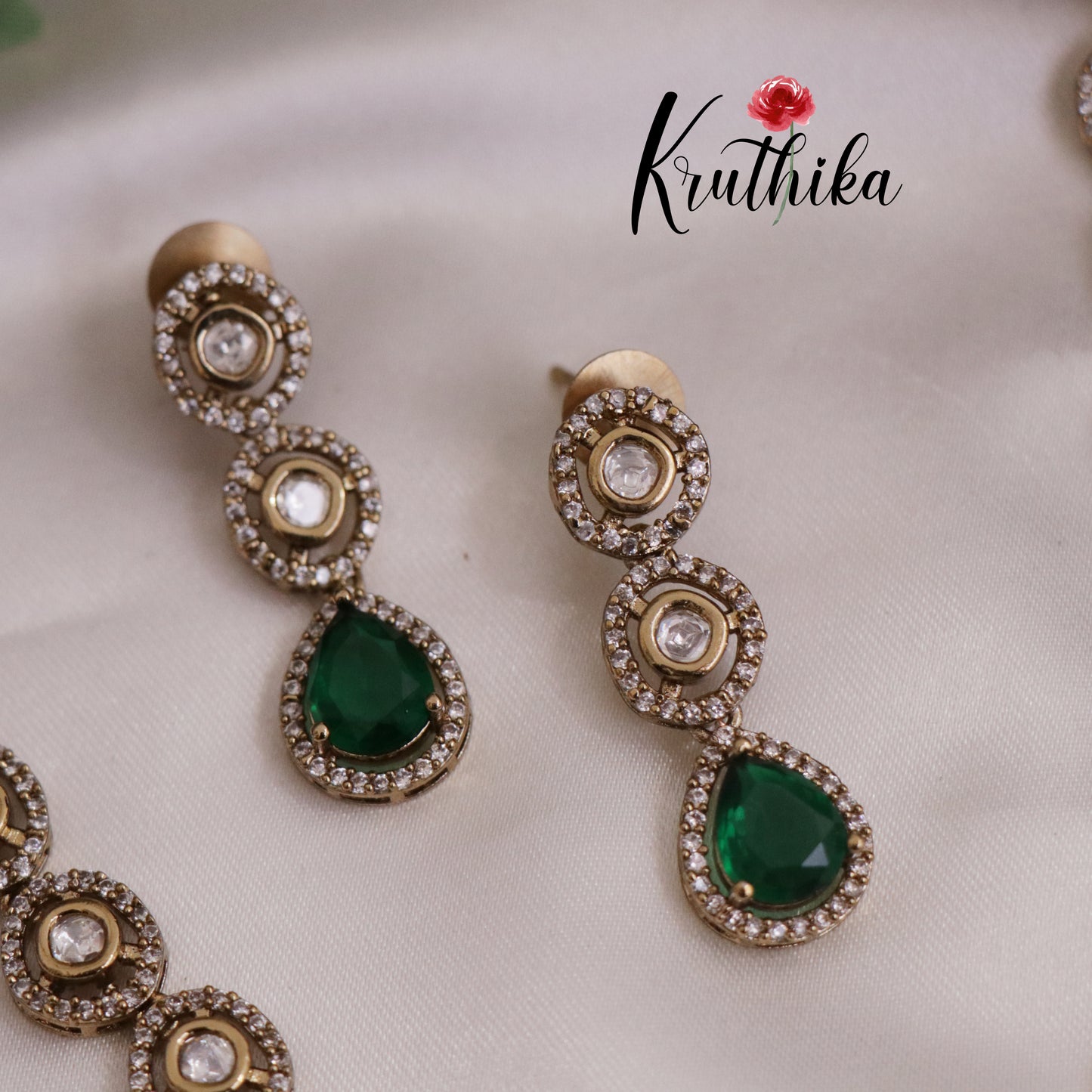 Simple AD Victorian Pendant Necklace NC2335 (Available in 5 Colours)