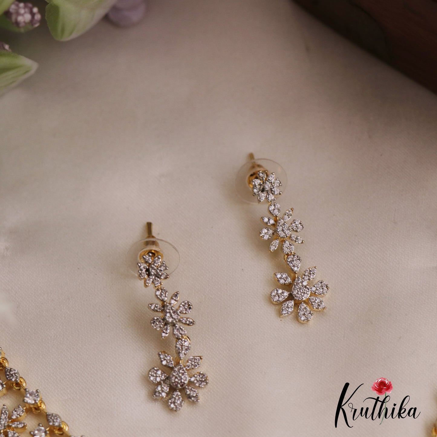 Trendy AD Flower Motifs Necklace NC2737