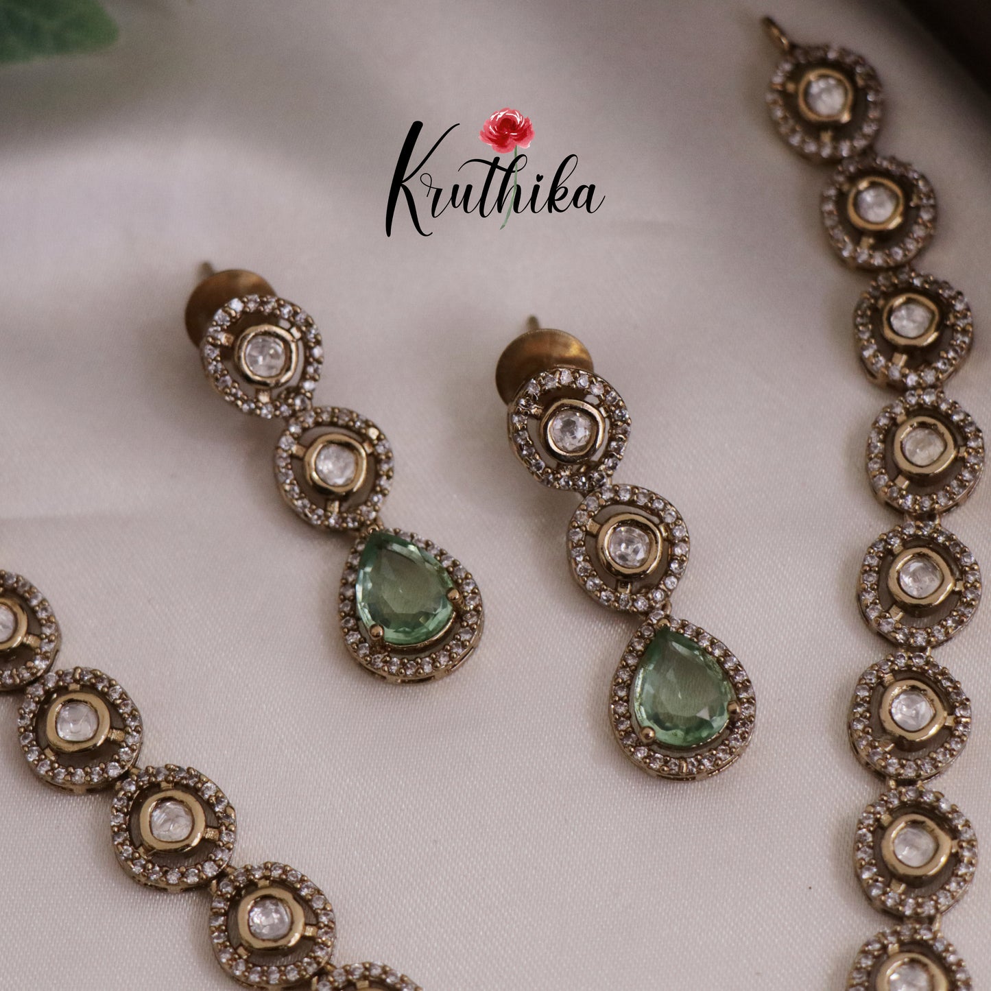 Simple AD Victorian Pendant Necklace NC2335 (Available in 5 Colours)