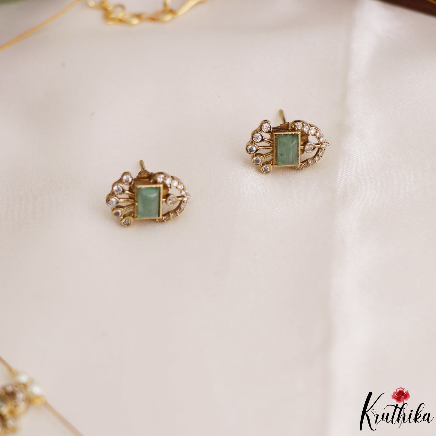Pretty Floral Motifs CZ Invisible Chain NC3250 (Available In 6 Colors)