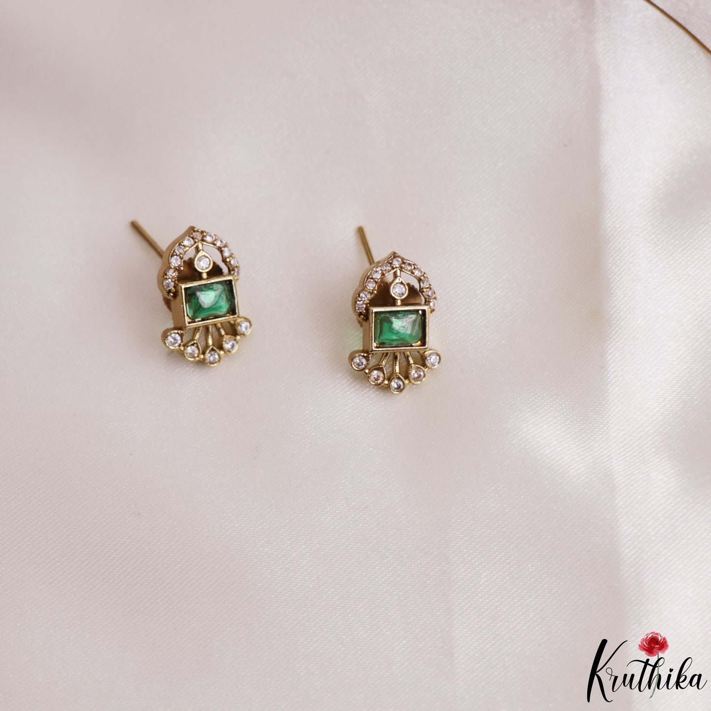 Pretty Floral Motifs CZ Invisible Chain NC3250 (Available In 6 Colors)