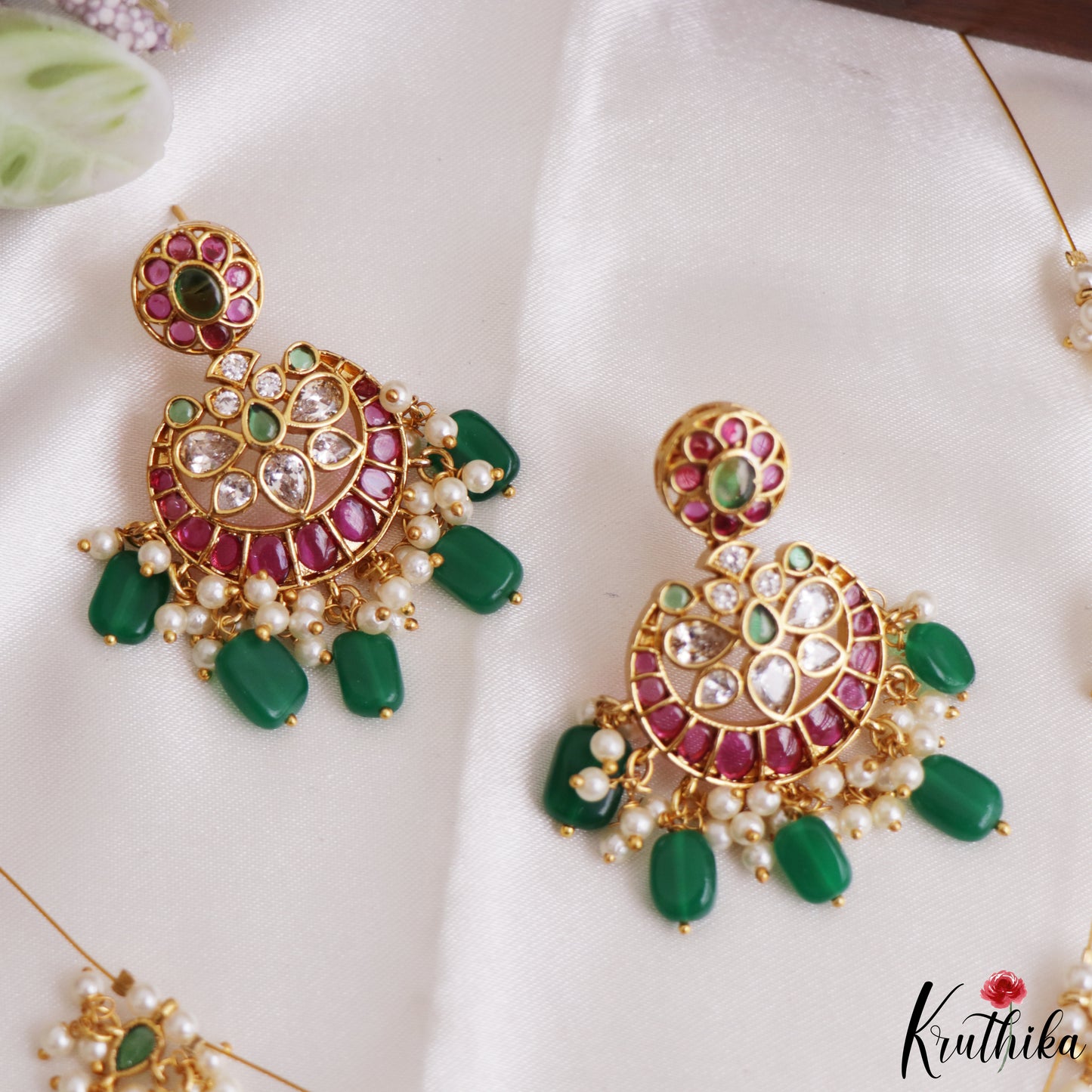 Beautiful Floral Teardrop Motifs Kemp Invisible Chain With Green Bead Drops NC3252
