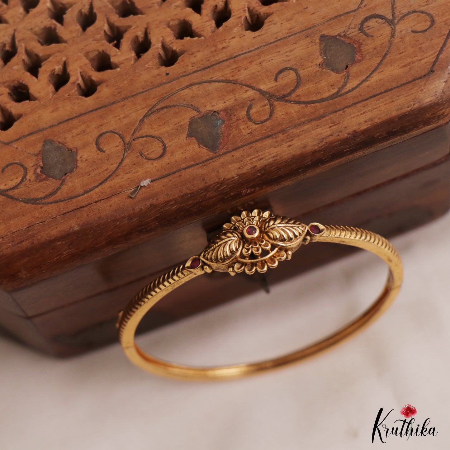 Elegant Antique Floral Leaf Motifs Bracelet/Openable Single Kada B538