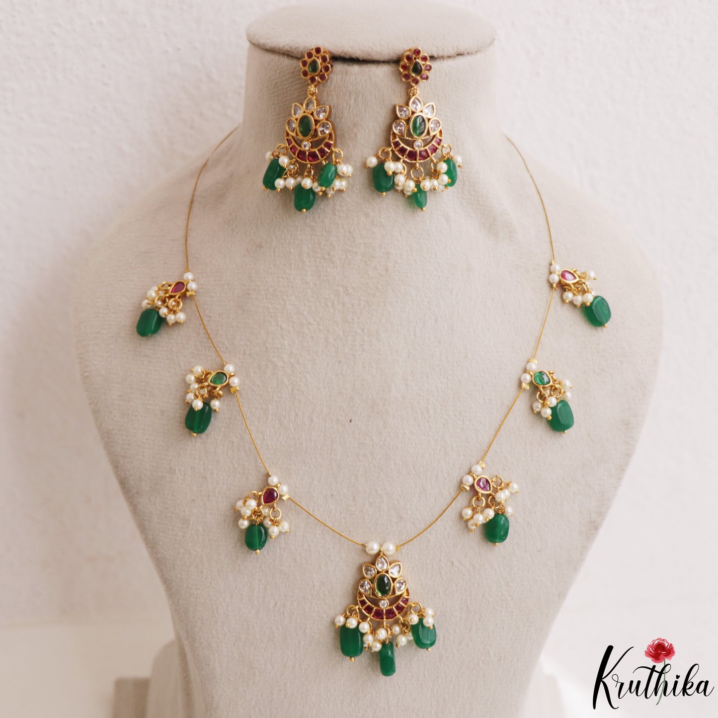 Elegant Teardrop Motifs Kemp Invisible Chain With Green Bead Drops NC3254