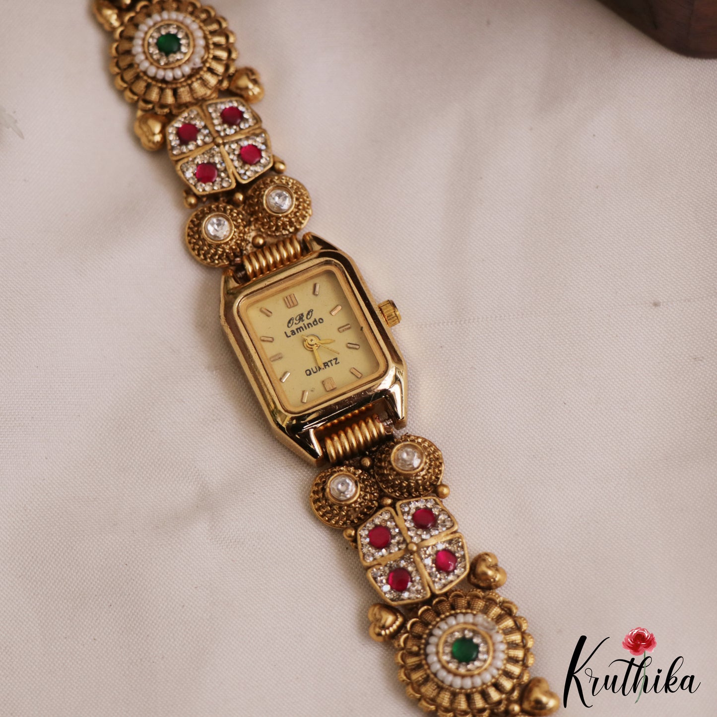 Sparkling Antique Floral Motifs Bracelet Watch B489