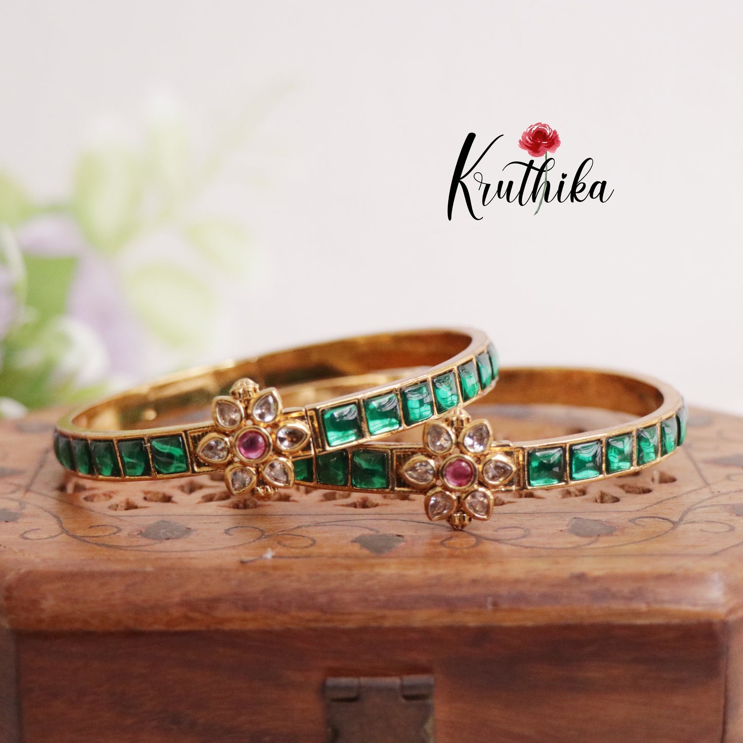 Pretty Emerald Openable Kada B206