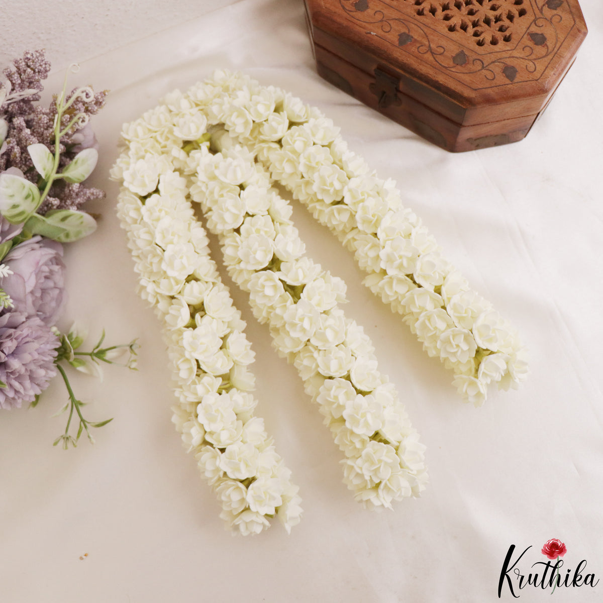Realistic & reusable 3 strands flowers strings with attached clip G26