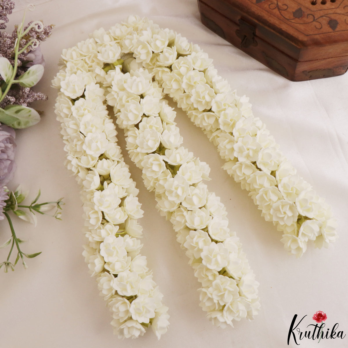 Realistic & reusable 3 strands flowers strings with attached clip G26