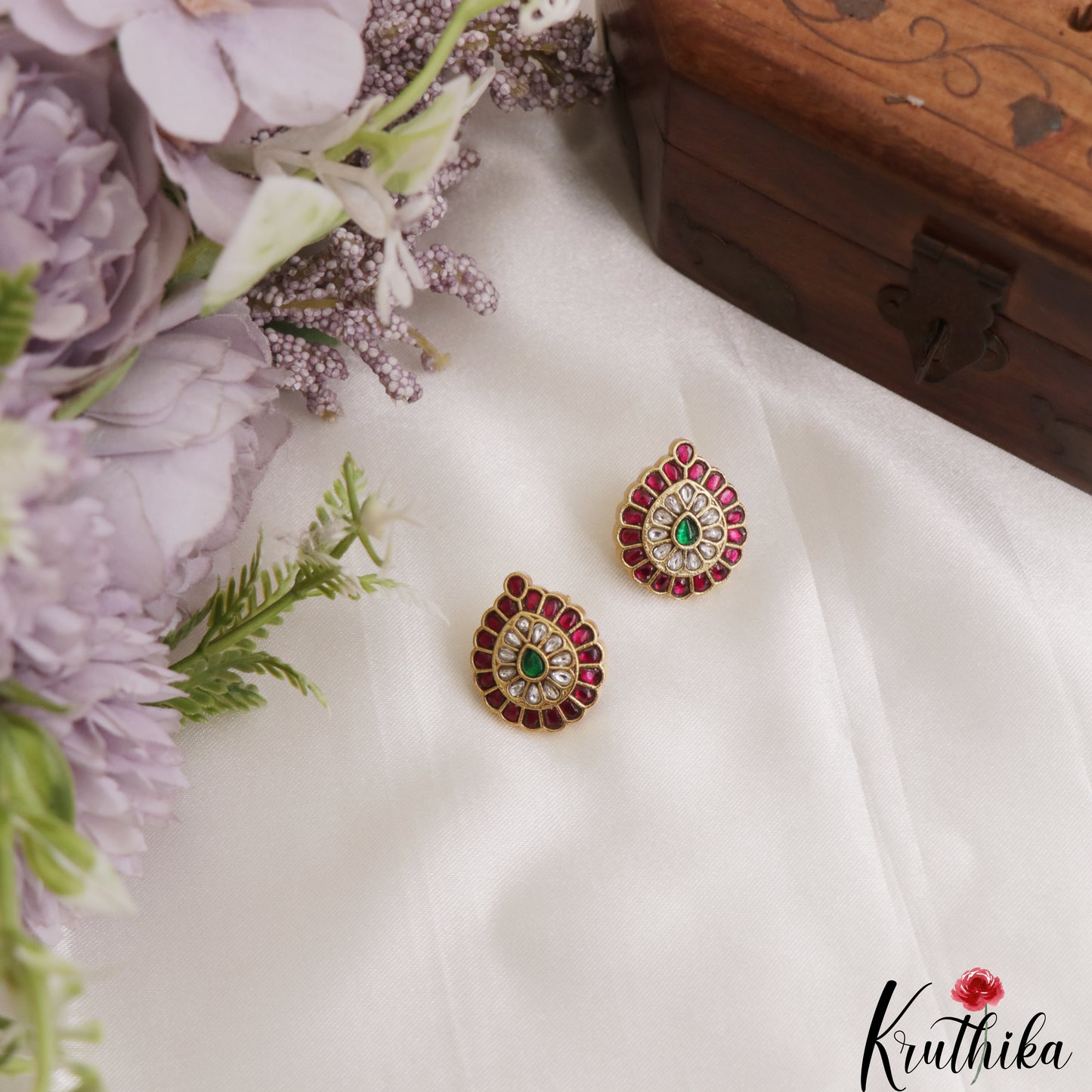 Classic Teardrop Motifs Kemp Stud Earrings E1182