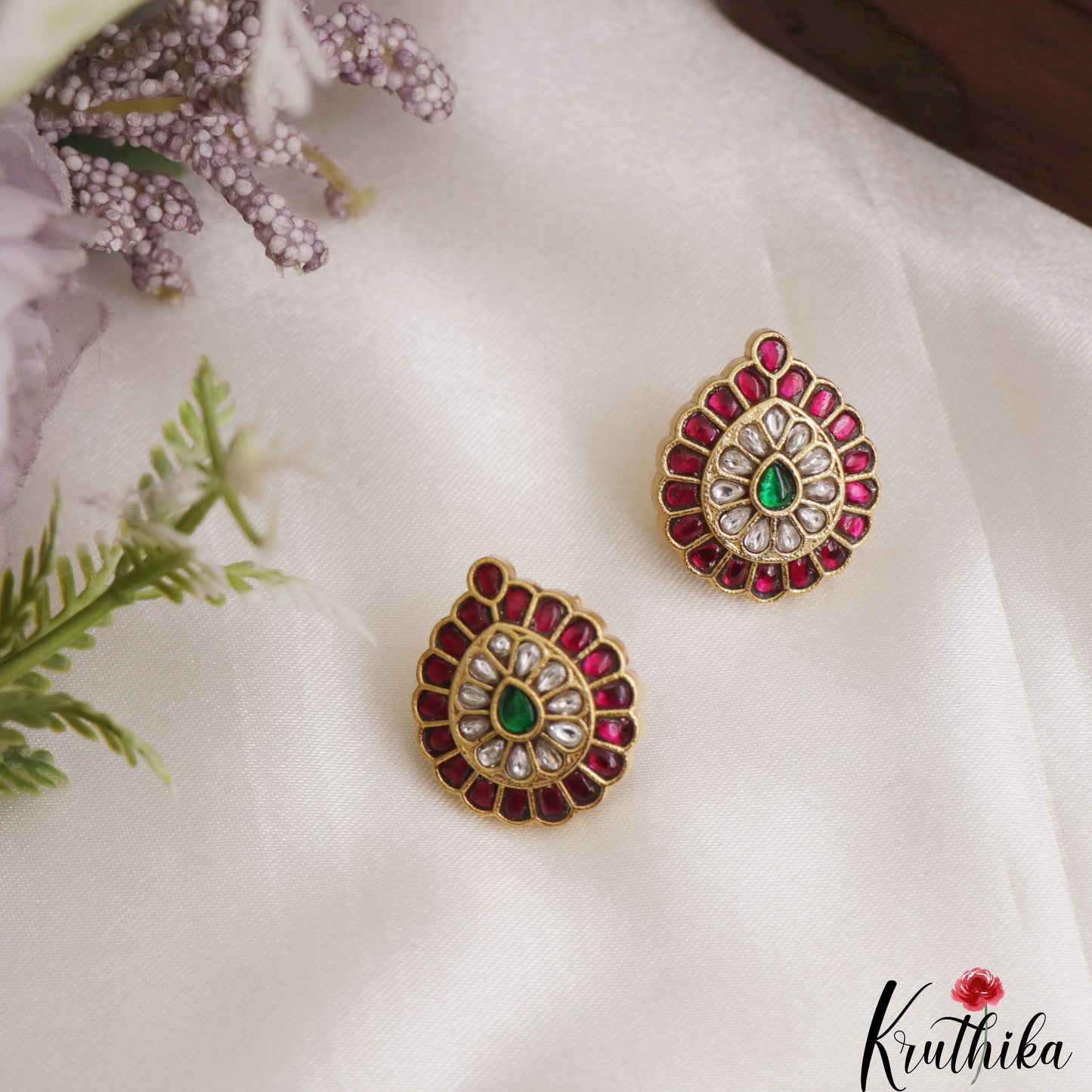 Classic Teardrop Motifs Kemp Stud Earrings E1182
