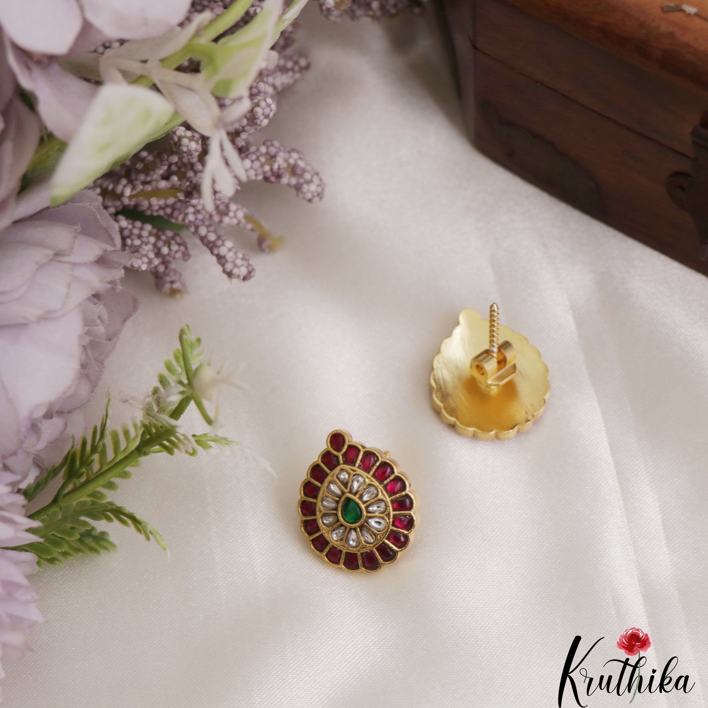 Classic Teardrop Motifs Kemp Stud Earrings E1182