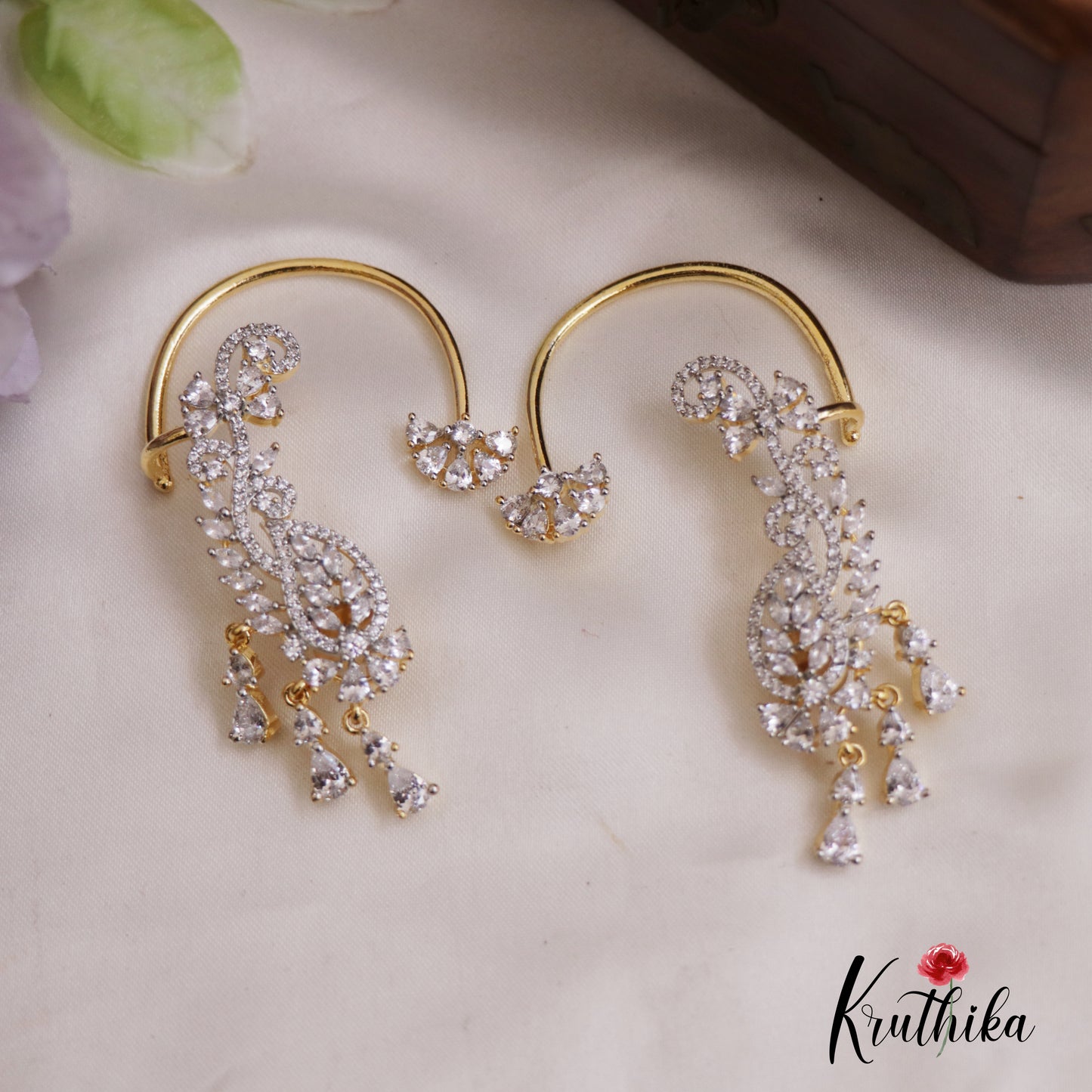 Sparkling AD Leaf Motifs Ear Cuff E903