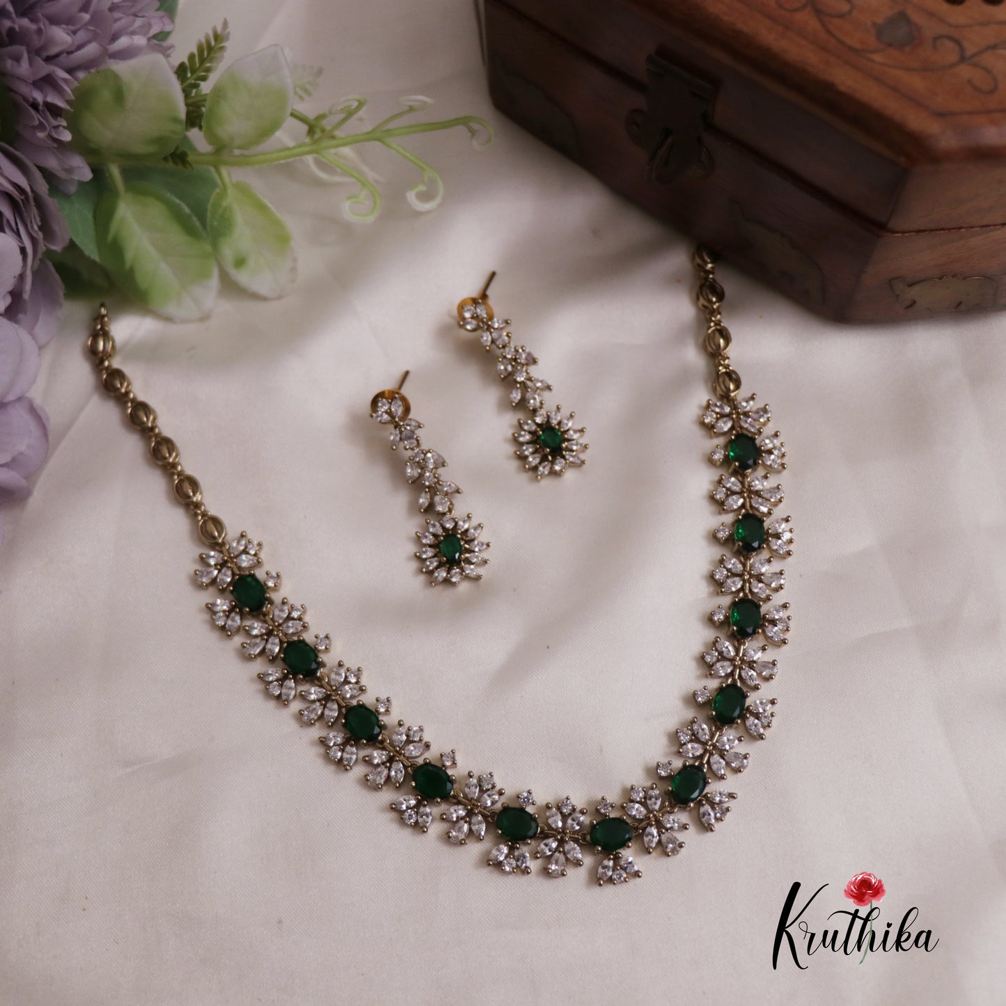 Gorgeous Victorian Necklace NC2522 (Available In 2 Colours)