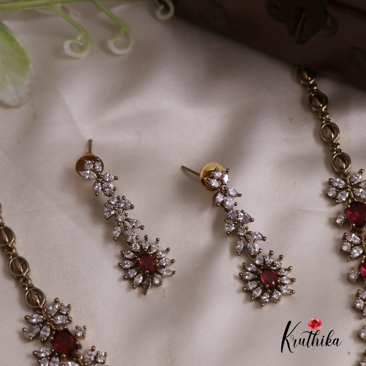 Gorgeous Victorian Necklace NC2522 (Available In 2 Colours)