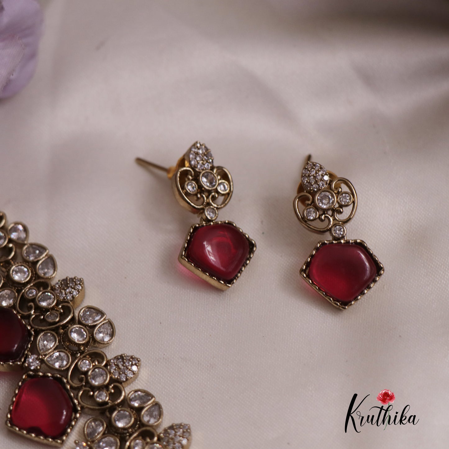 Elegant Victorian Necklace NC2521 (Available In 2 Colours)