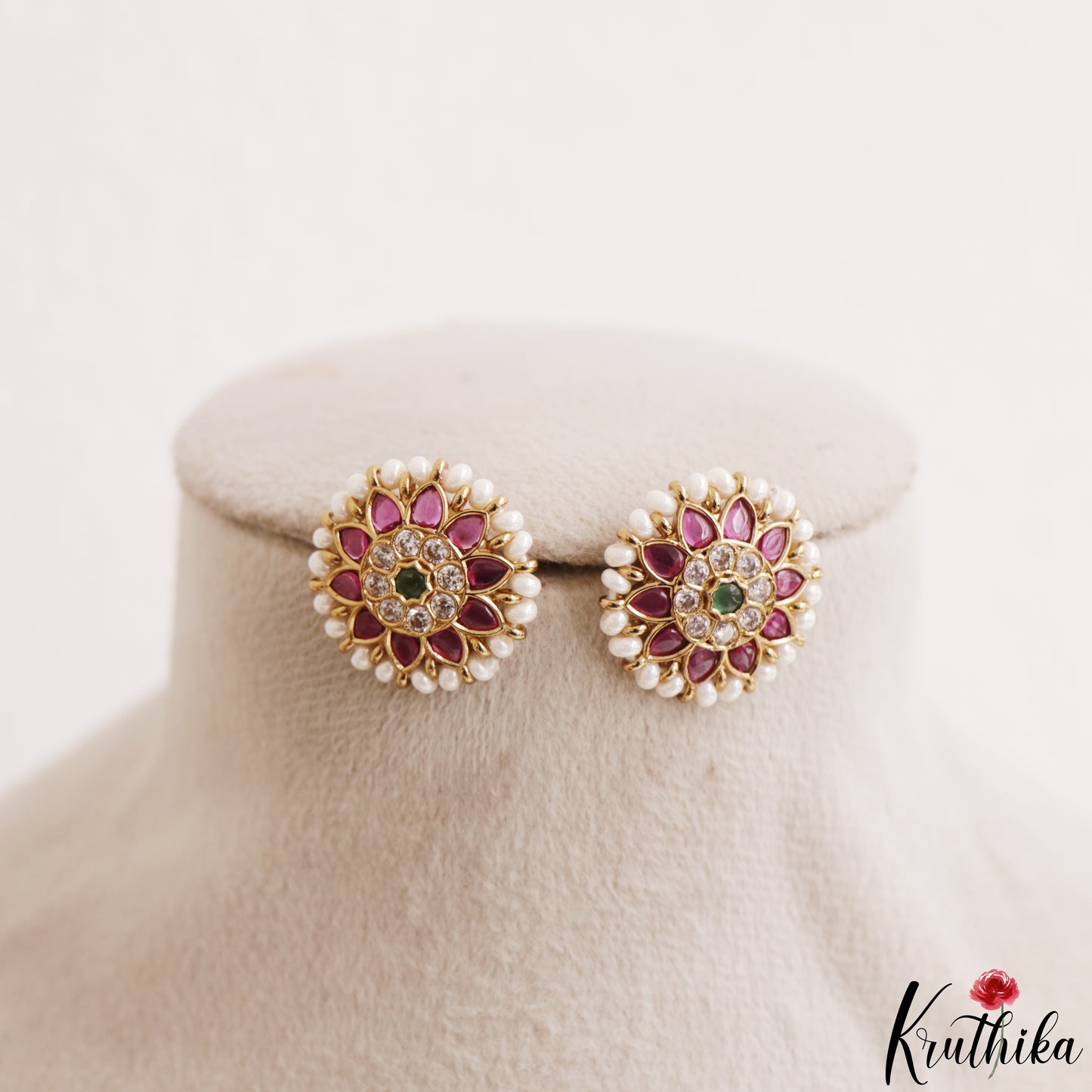 Simple Pearl Border Floral Kemp Stud Earrings E1217