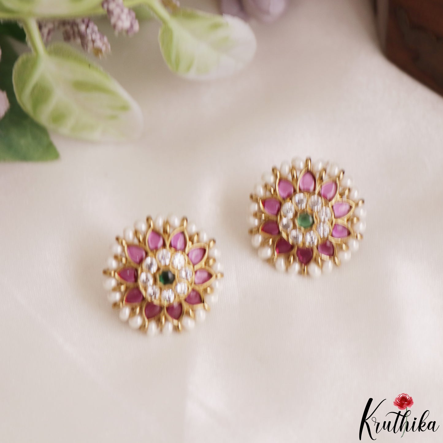 Simple Pearl Border Floral Kemp Stud Earrings E1217