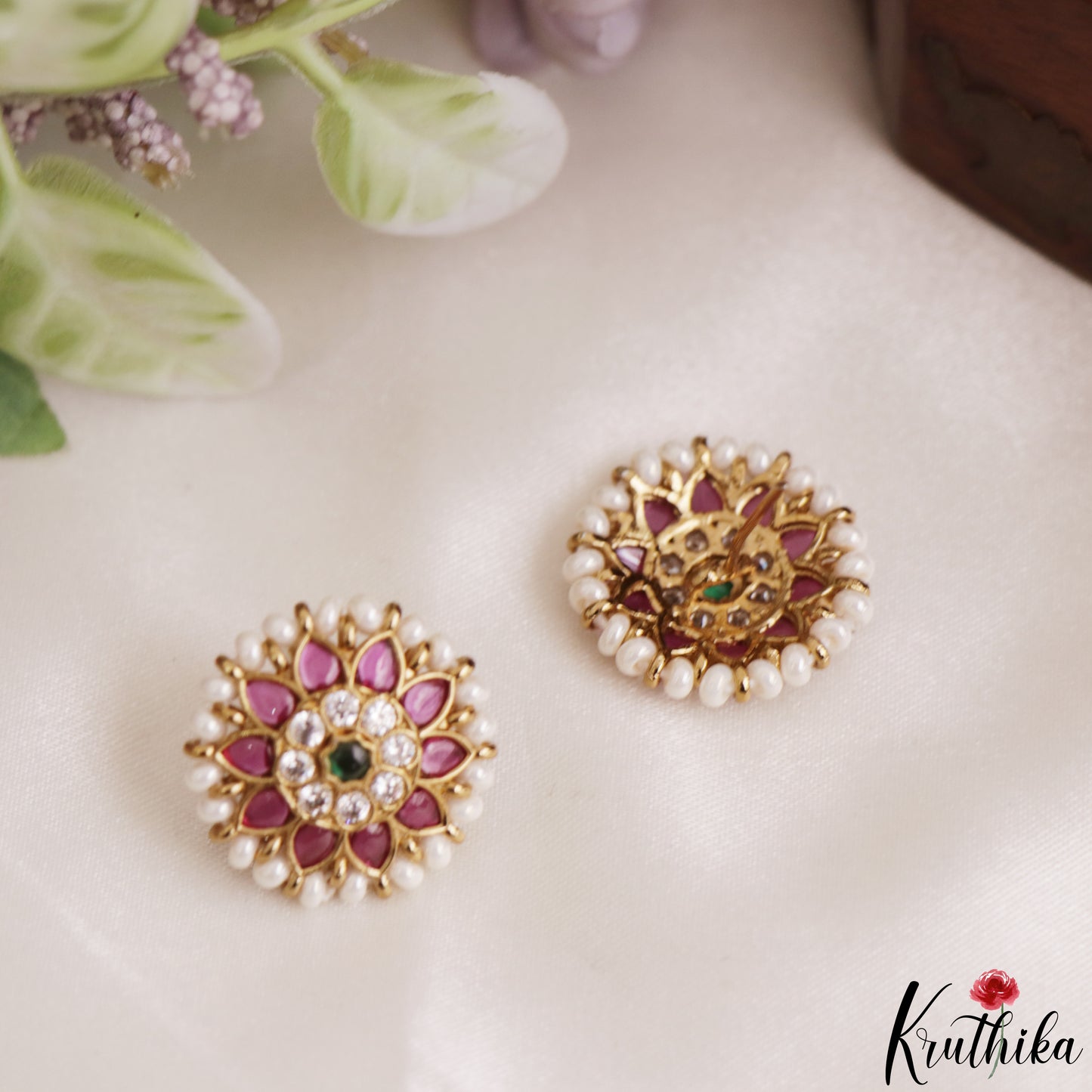 Simple Pearl Border Floral Kemp Stud Earrings E1217