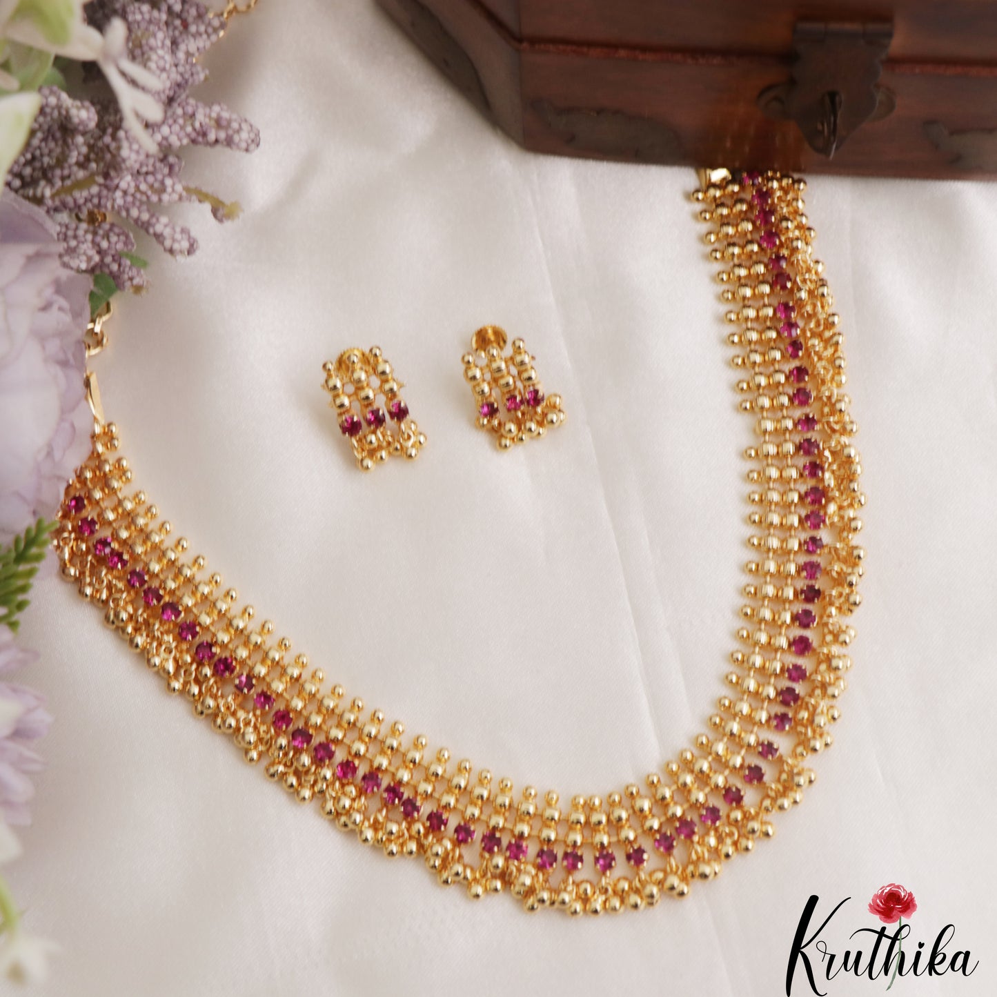 Beautiful Gold-Tone Kemp Stone Choker With Golden Bead Drops NC3094