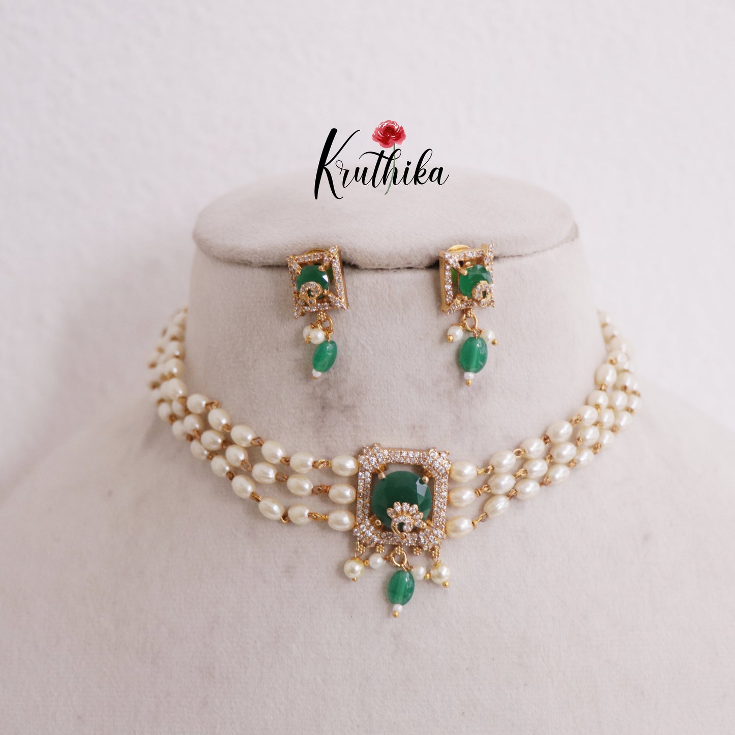 Trendy CZ Victorian Pendant Pearls Choker NC2390 (Available in 2 Colours)