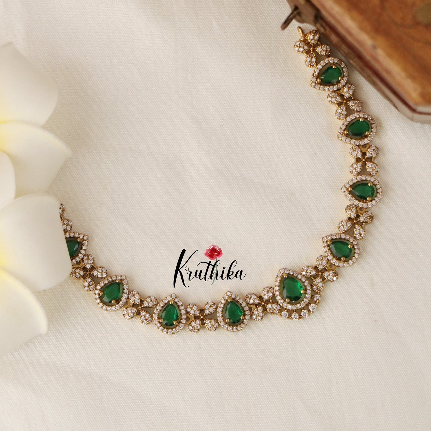 Simple Victorian Necklace NC1467( Available in 2 colours)