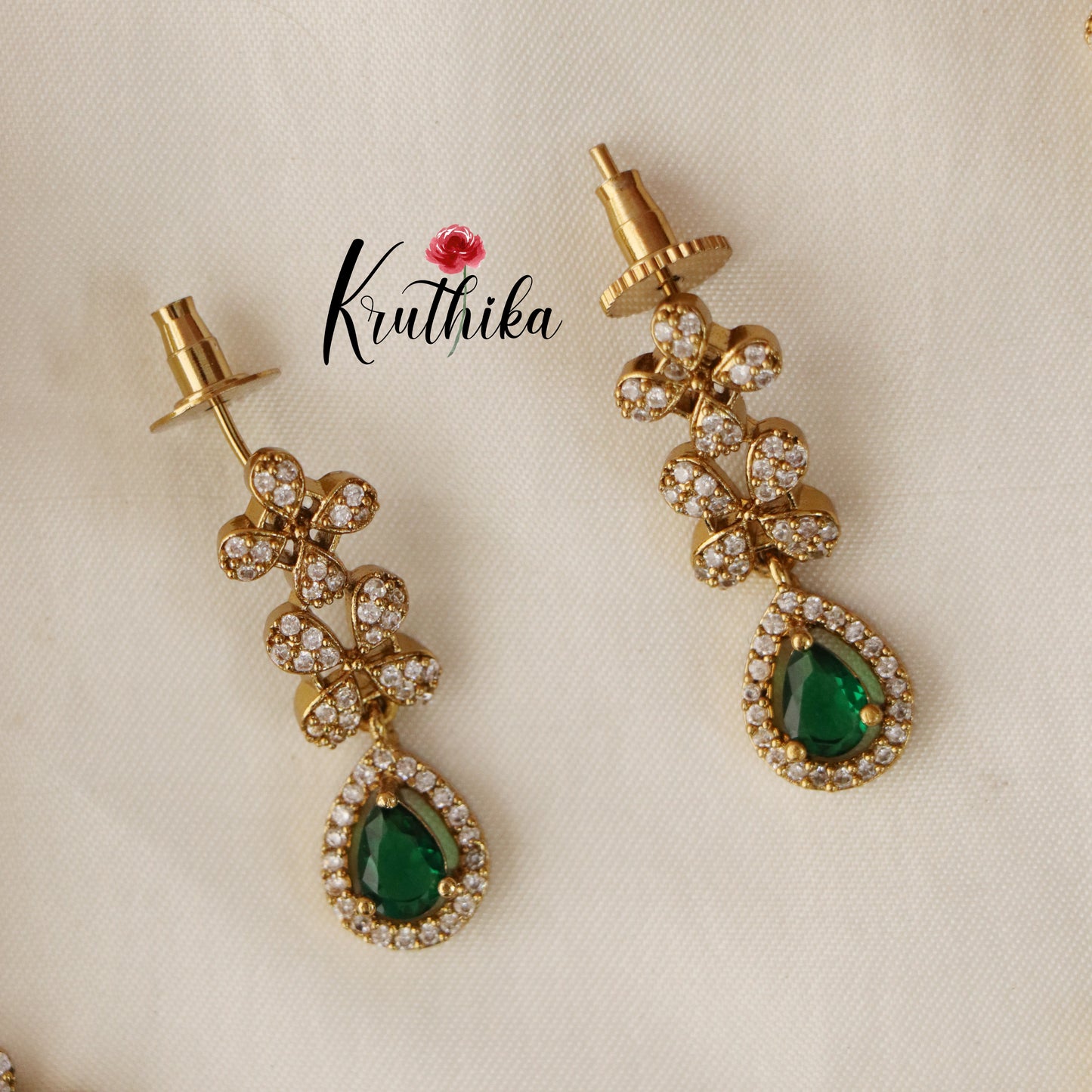 Simple Victorian Necklace NC1467( Available in 2 colours)