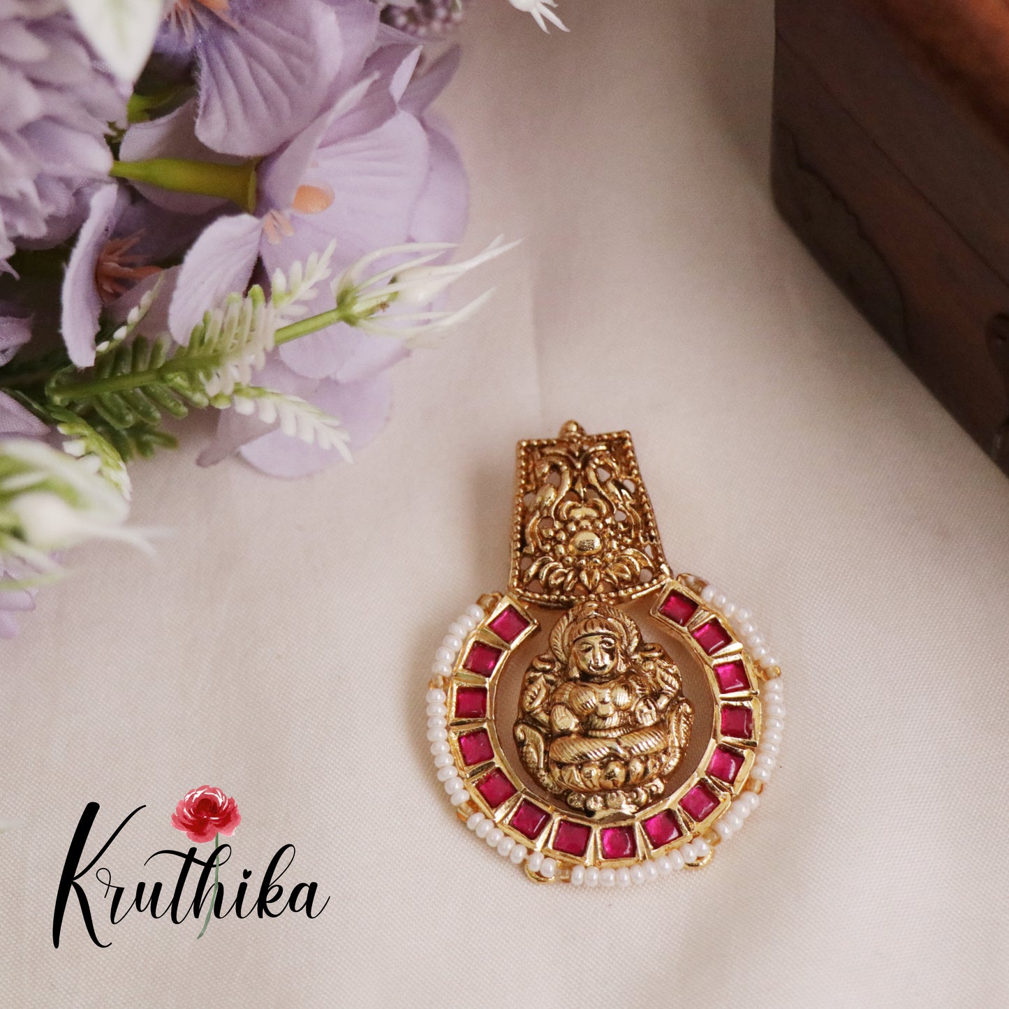 Beautiful Antique Lakshmi Pendant with Kemp Stones PS20