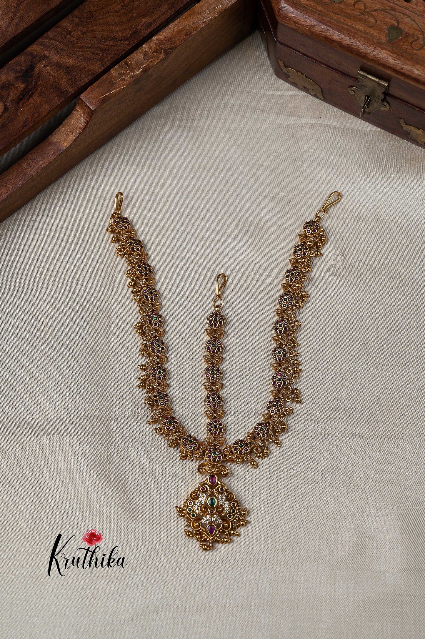 Antique peacock Daamini MT116