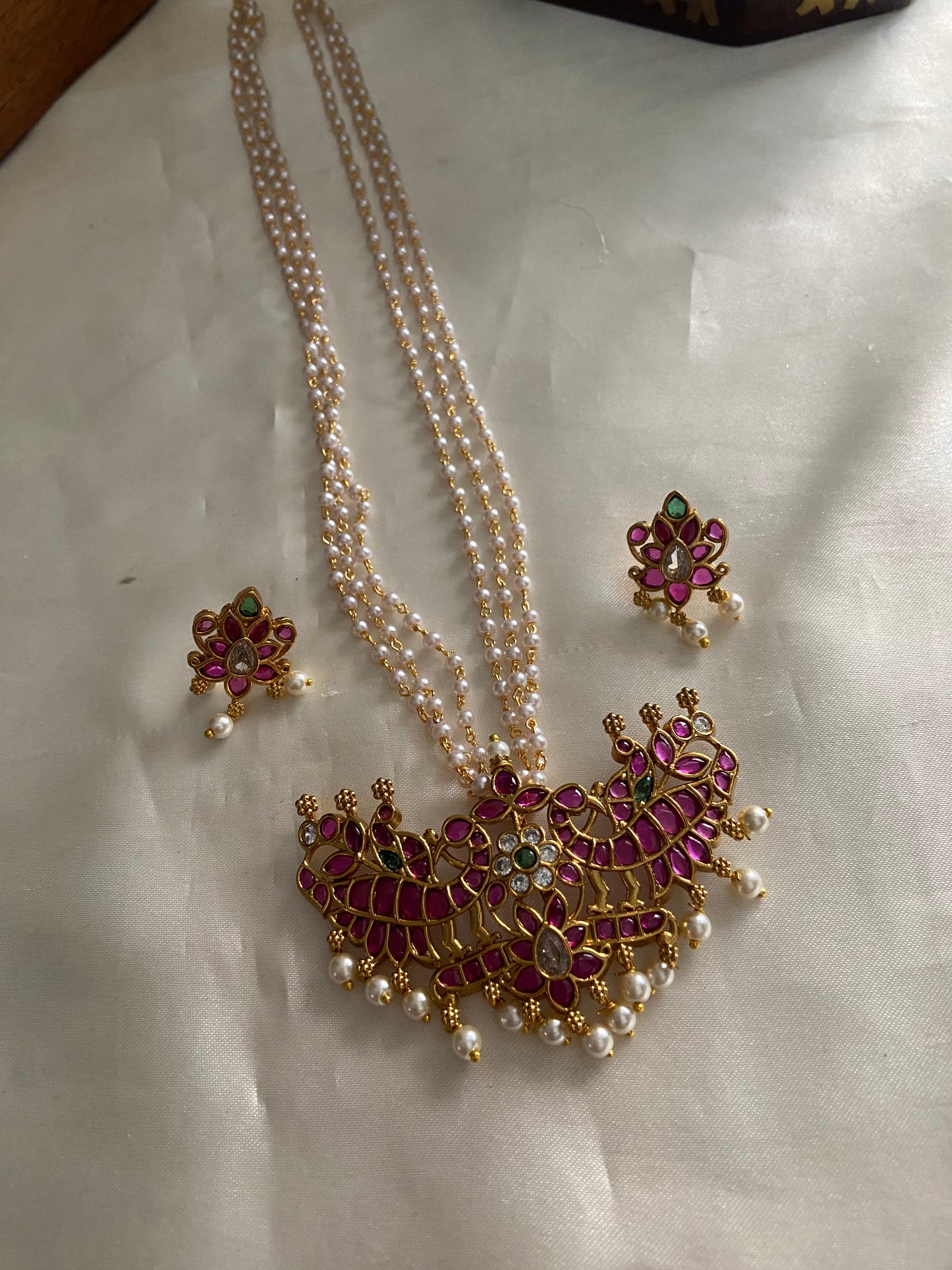 Pearls chain with kemp pendant NC857