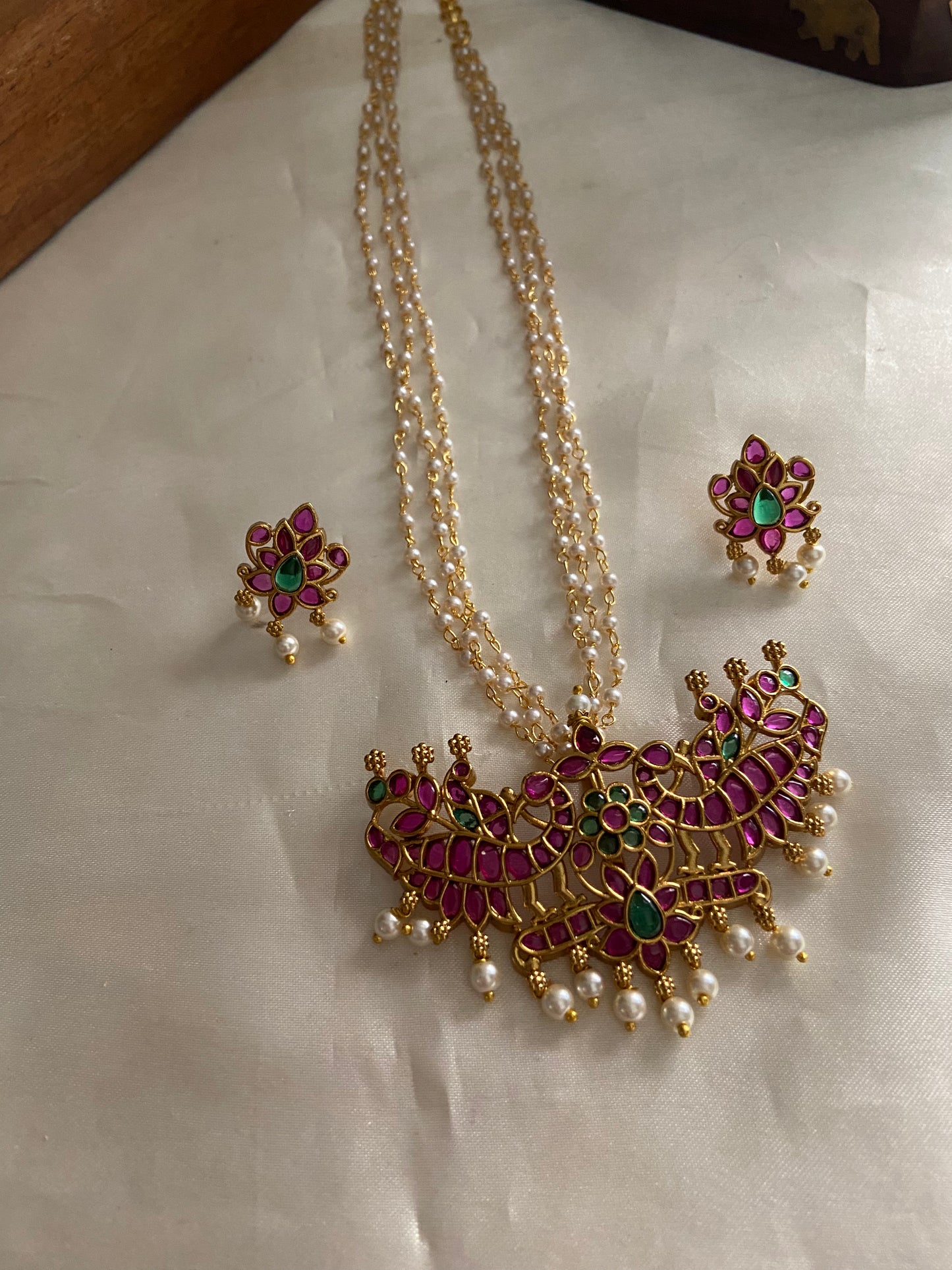 Pearls chain with kemp pendant NC857