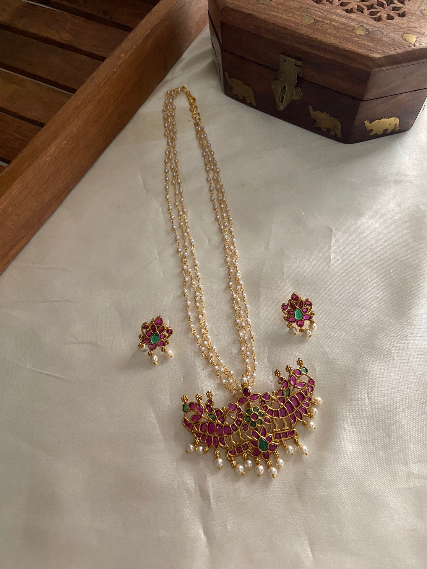 Pearls chain with kemp pendant NC857