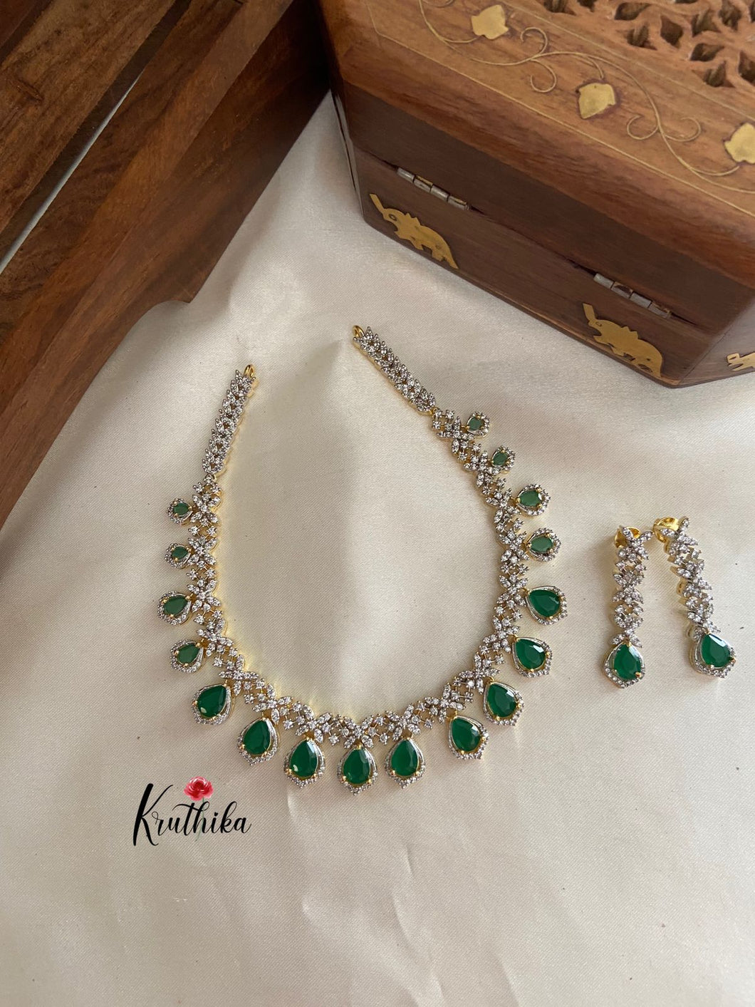 Her Royal Story Emerald Necklace – Jessica Santander