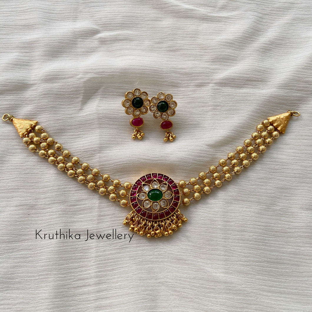 Simple golden beads choker with round kemp pendant NC225