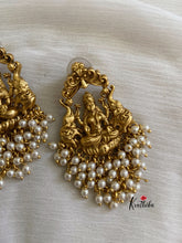 Cluster Pearl drops Temple earrings E135